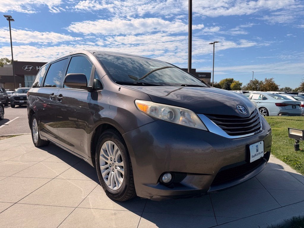 2014 Toyota Sienna XLE 8 Passenger