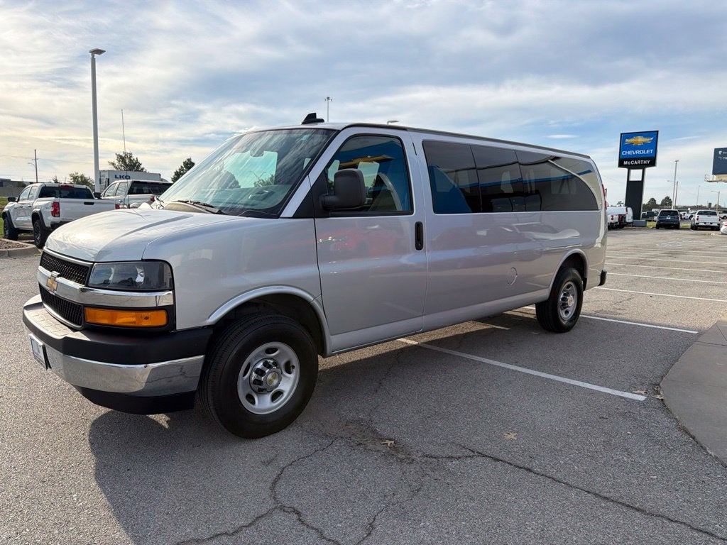2025 Chevrolet Express 3500 LT Passenger