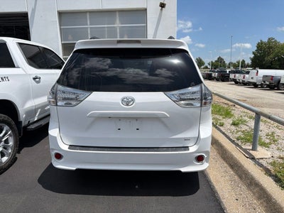 2017 Toyota Sienna SE Premium 8 Passenger