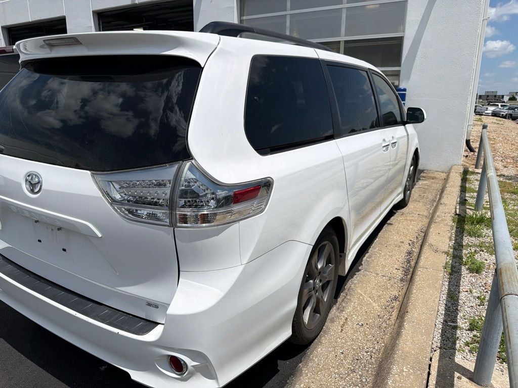 2017 Toyota Sienna SE Premium 8 Passenger