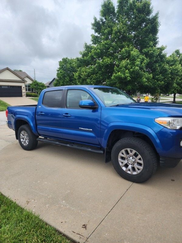 Used 2017 Toyota Tacoma SR5 with VIN 3TMCZ5AN6HM071822 for sale in Kansas City