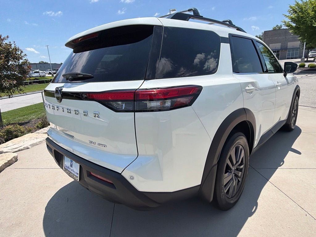 2022 Nissan Pathfinder SV