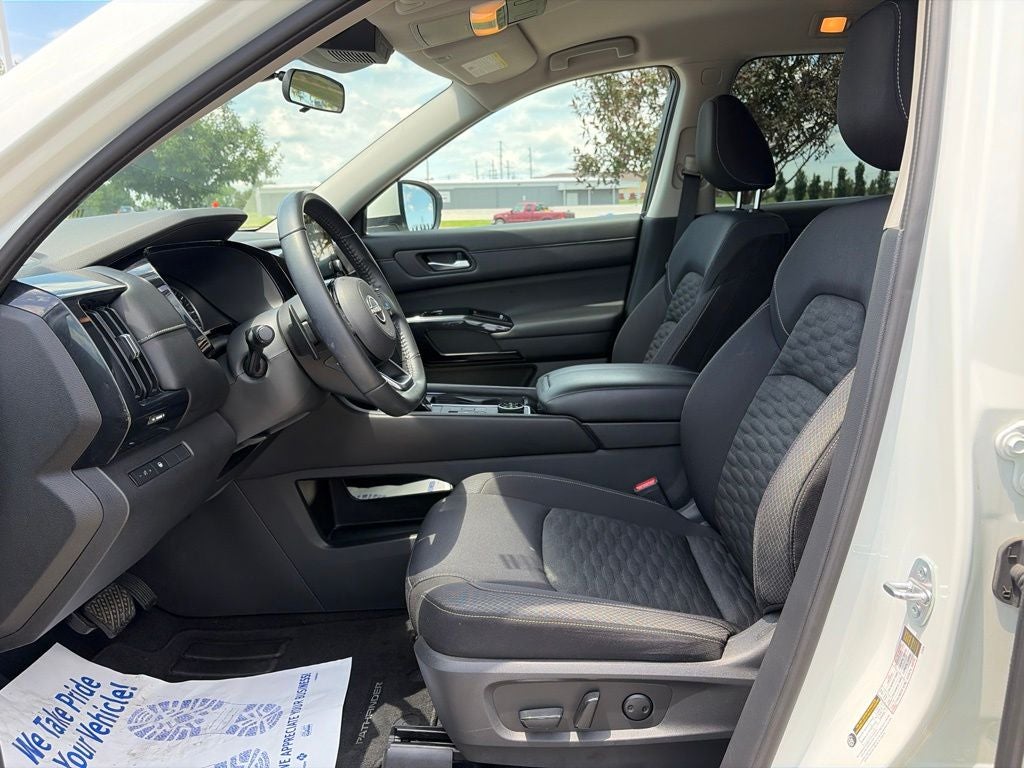 2022 Nissan Pathfinder SV