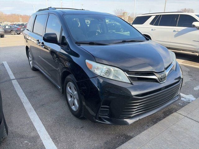 Used 2018 Toyota Sienna LE with VIN 5TDKZ3DC6JS902252 for sale in Kansas City