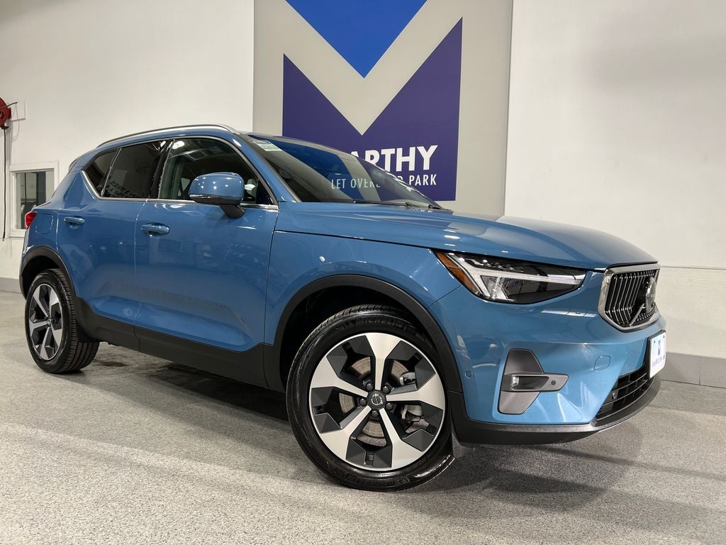 2025 Volvo XC40 B5 Plus Bright Theme