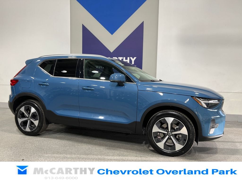 2025 Volvo XC40 B5 Plus Bright Theme