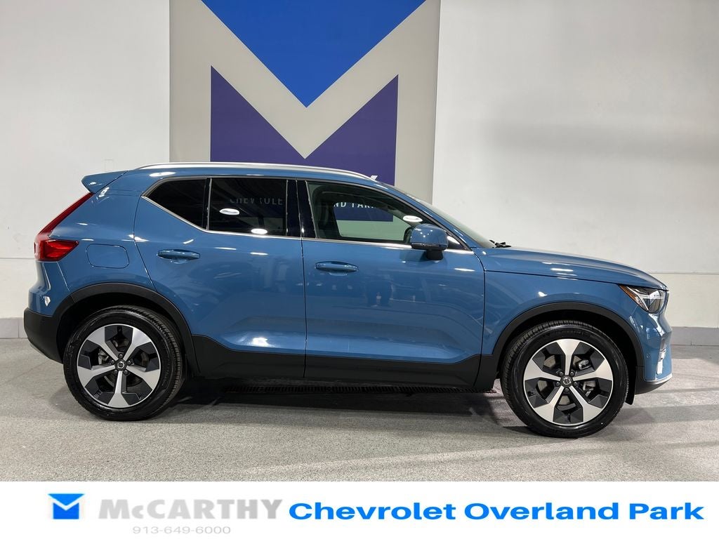 2025 Volvo XC40 B5 Plus Bright Theme