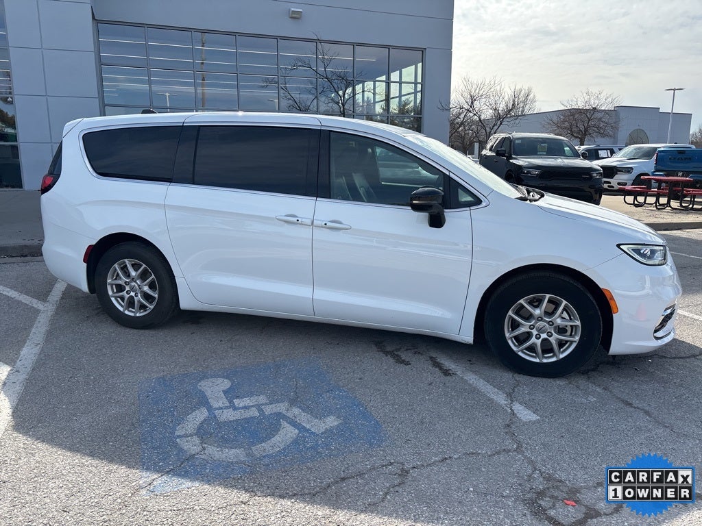 2025 Chrysler Pacifica Select