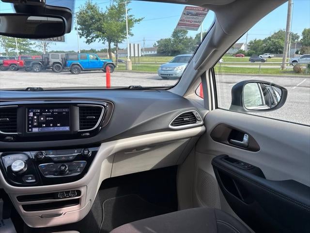 2024 Chrysler Voyager LX