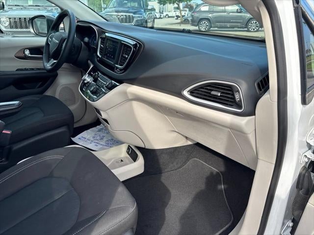 2024 Chrysler Voyager LX