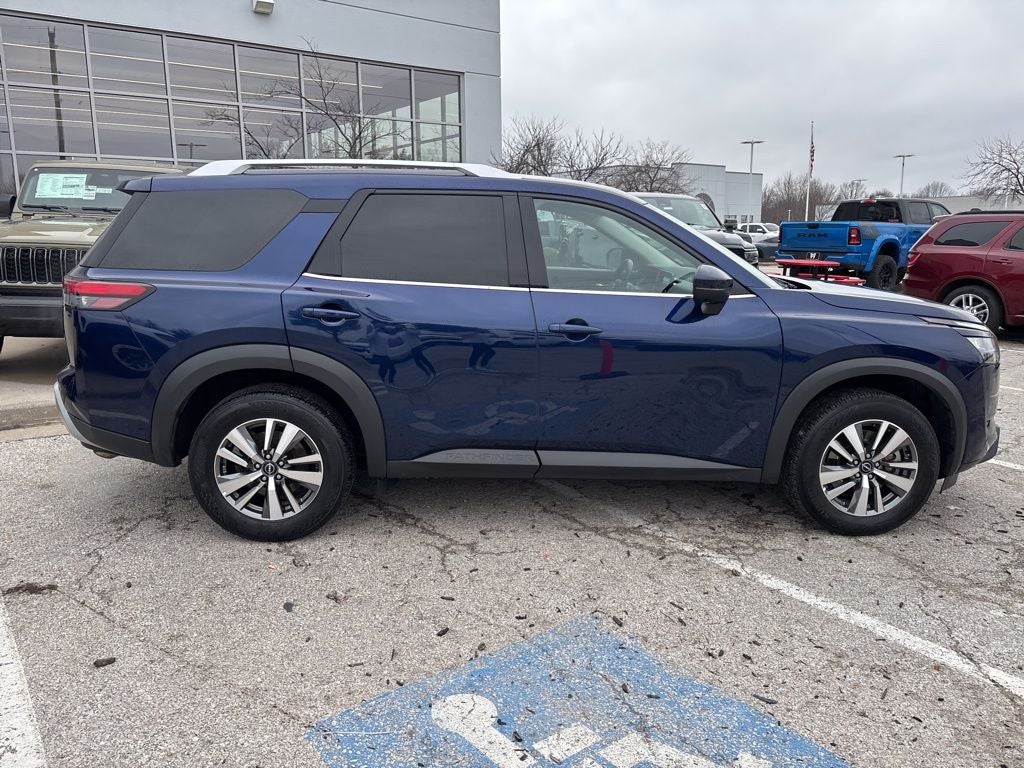 2025 Nissan Pathfinder SL