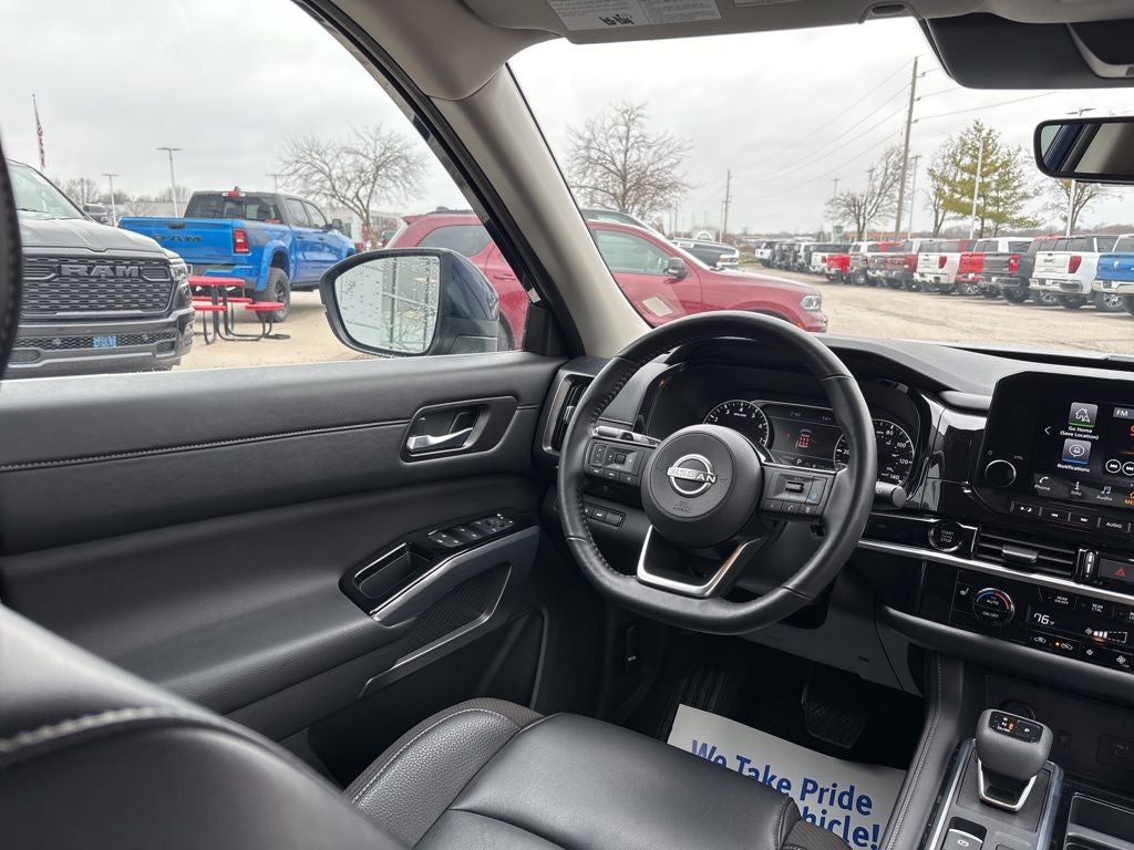 2025 Nissan Pathfinder SL