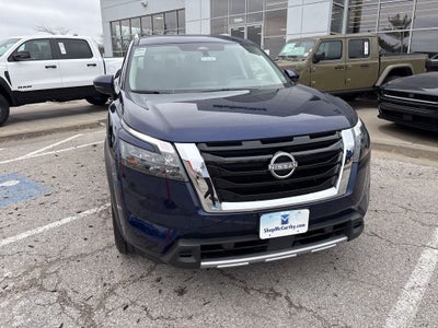 2025 Nissan Pathfinder SL