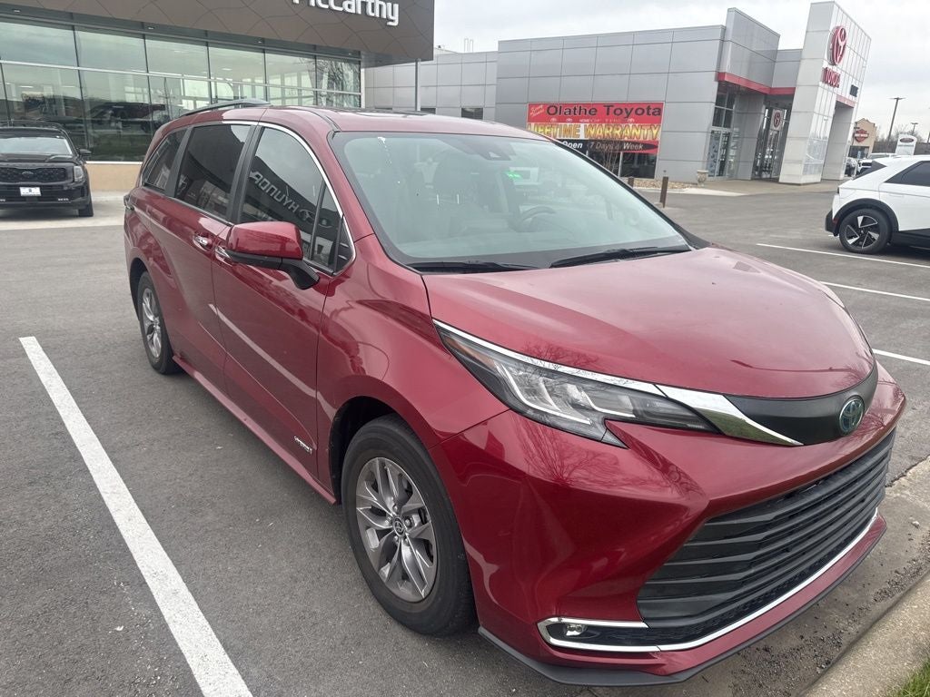 2021 Toyota Sienna XLE 8 Passenger