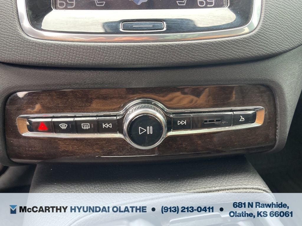 2016 Volvo XC90 T6 Momentum