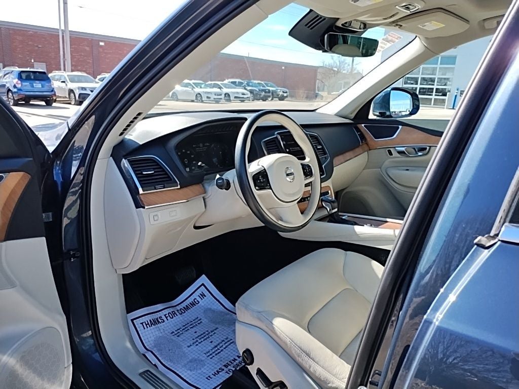 2022 Volvo XC90 T6 Momentum
