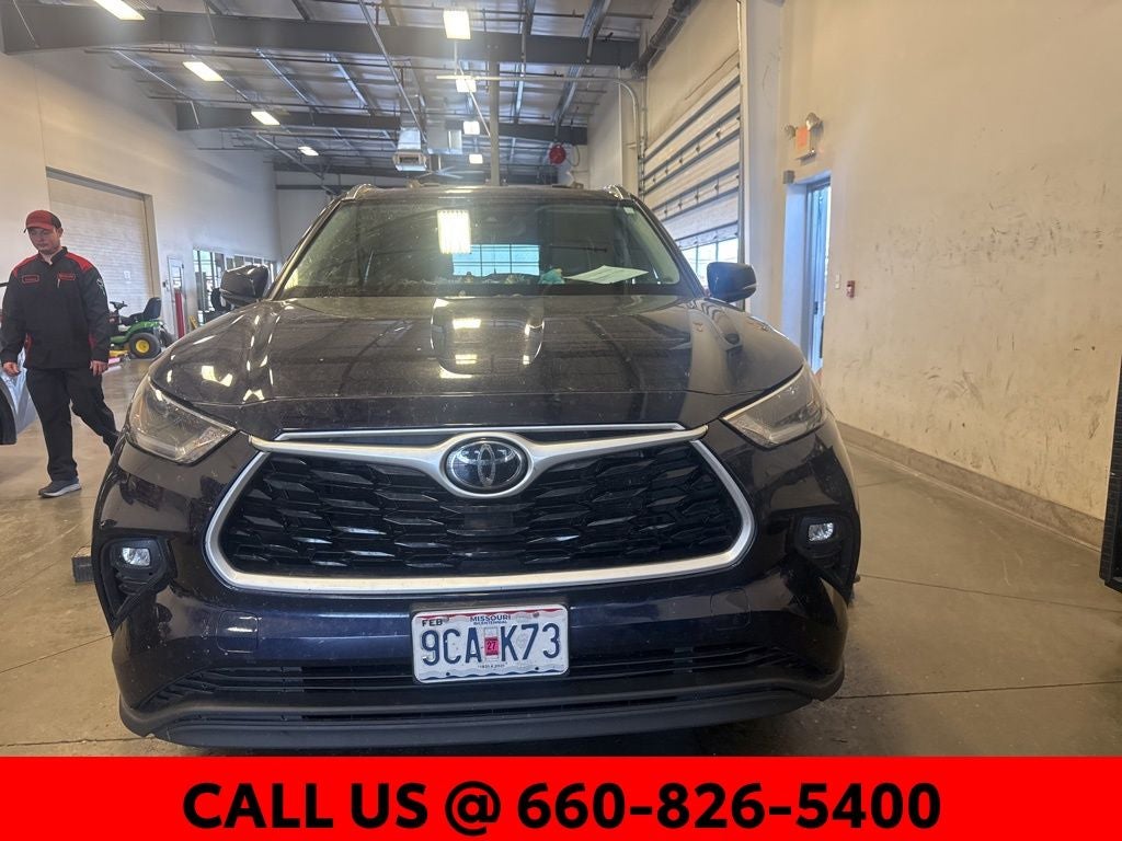 Used 2021 Toyota Highlander XLE with VIN 5TDHZRBH6MS072176 for sale in Kansas City