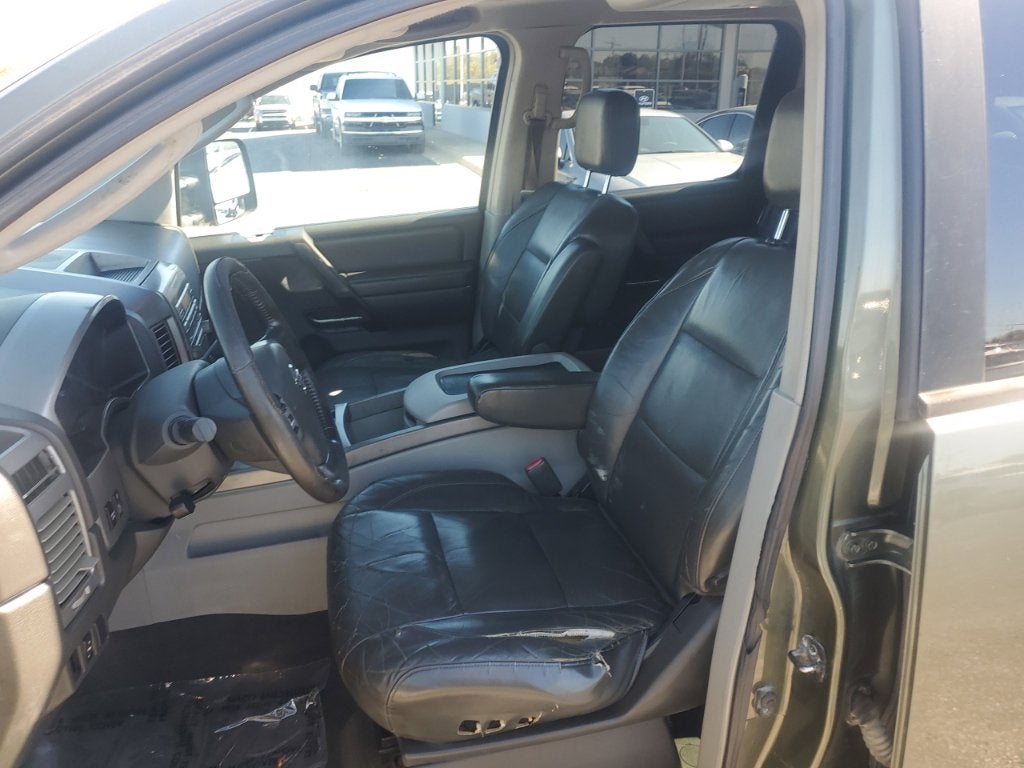 2004 Nissan Titan LE