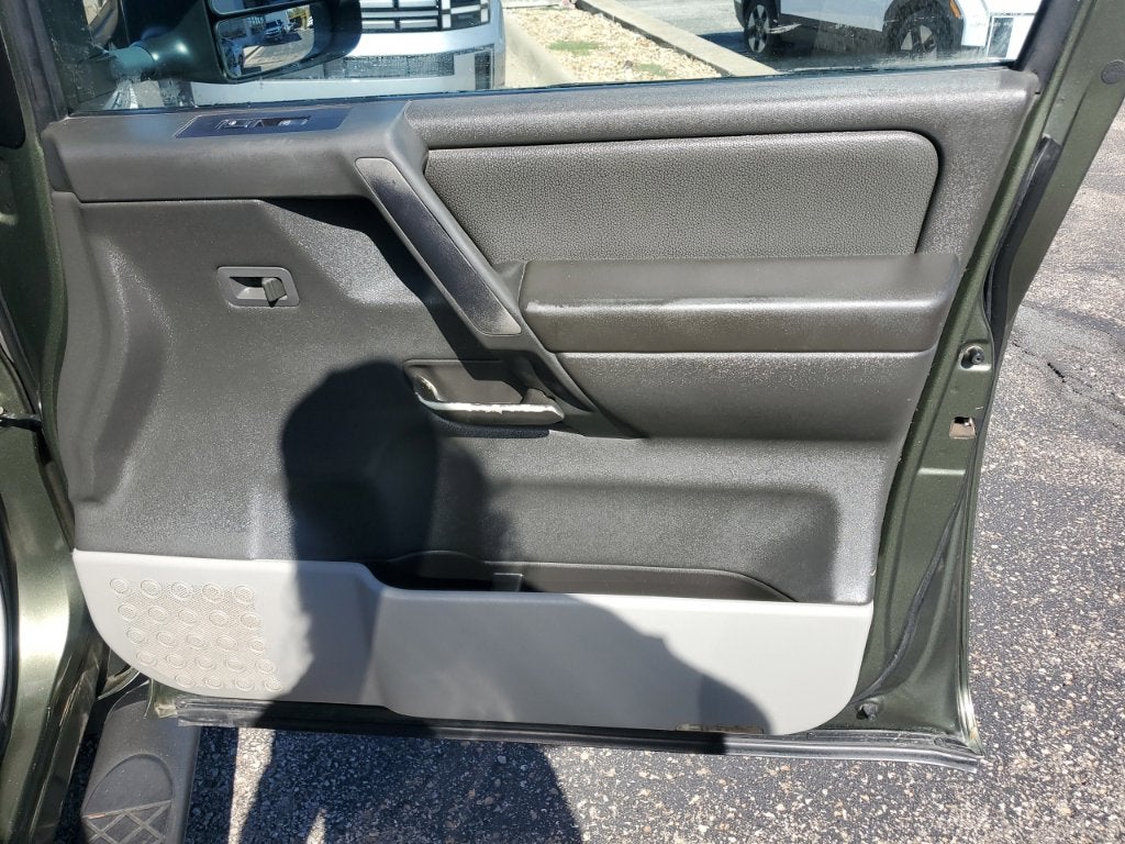 2004 Nissan Titan LE